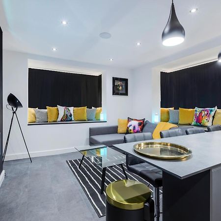 Two Bed Modern Apartment 5Min Walk To Town Centre With Free Parking ! Under New Management Blackpool Bagian luar foto