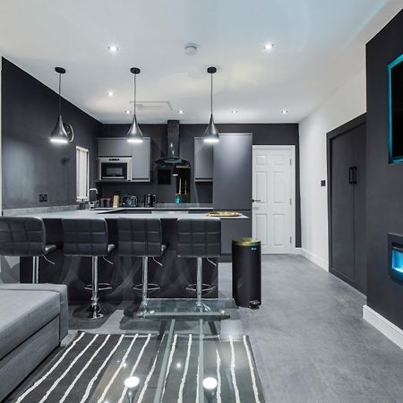 Two Bed Modern Apartment 5Min Walk To Town Centre With Free Parking ! Under New Management Blackpool Bagian luar foto