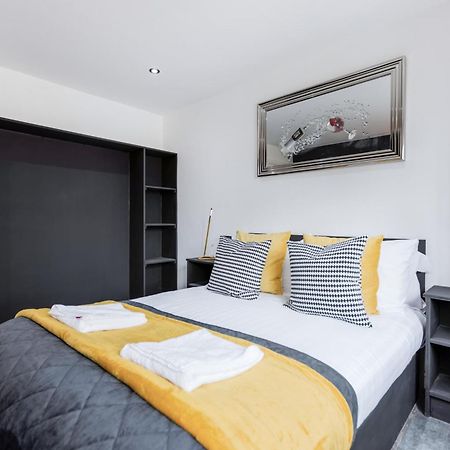 Two Bed Modern Apartment 5Min Walk To Town Centre With Free Parking ! Under New Management Blackpool Bagian luar foto