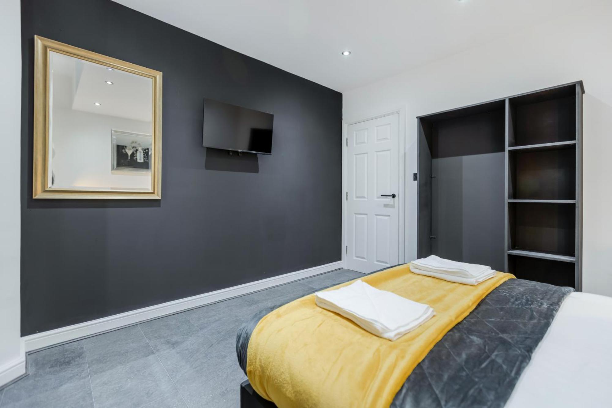 Two Bed Modern Apartment 5Min Walk To Town Centre With Free Parking ! Under New Management Blackpool Bagian luar foto
