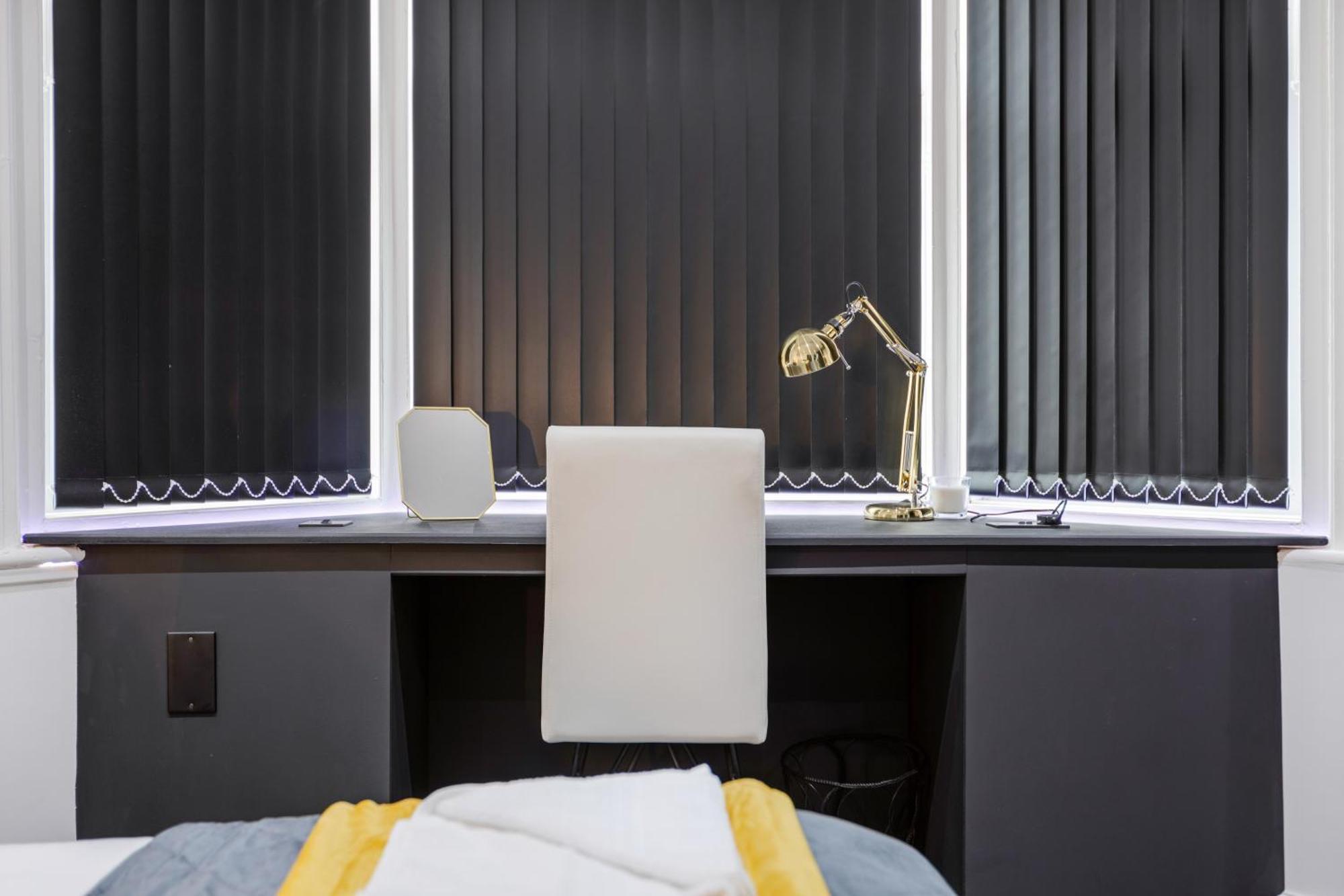 Two Bed Modern Apartment 5Min Walk To Town Centre With Free Parking ! Under New Management Blackpool Bagian luar foto